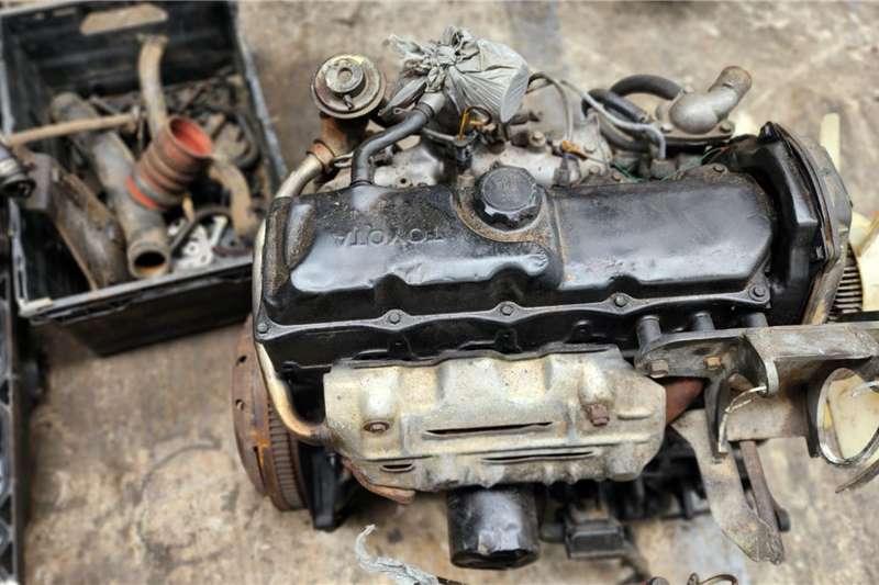 Toyota Truck spares and parts Engines Toyota 2L Engine   2400D