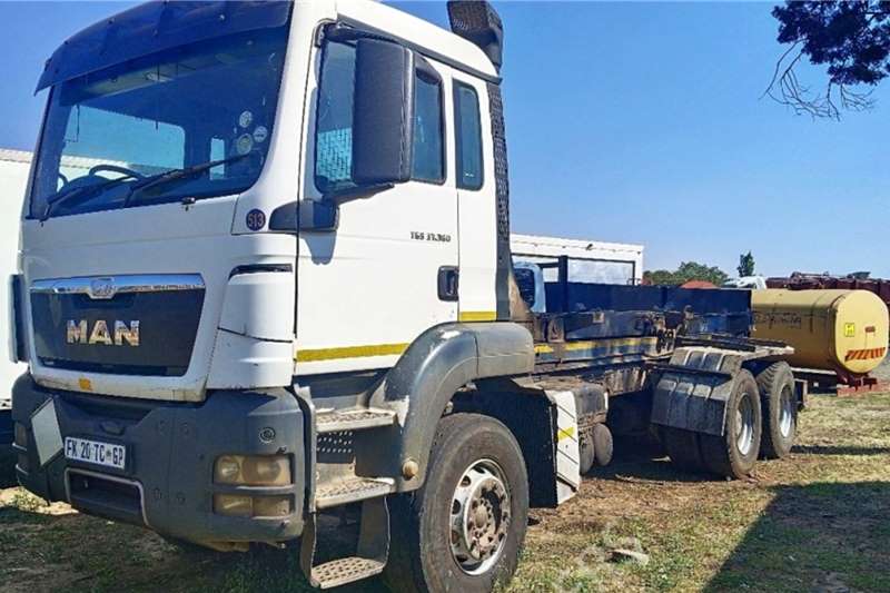 [condition] Hooklift trucks in [region] on AgriMag Marketplace