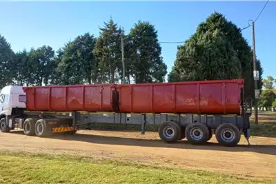 Agricultural trailers Tipper trailers 2007 Tri Axle Twin Bin Side Tipper Trailer for sale by Dirtworx | AgriMag Marketplace