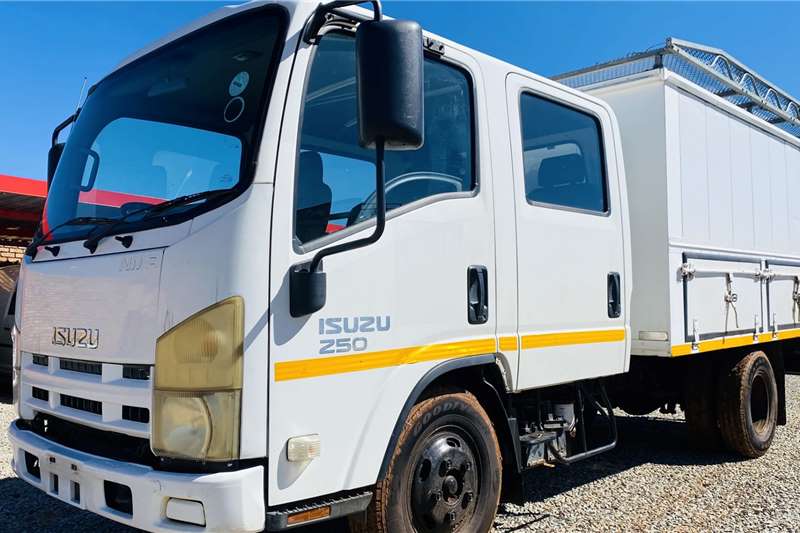 Isuzu Box trucks NMR 250, DOUBLE CAB, FITTED WITH VOLUME BODY 2013
