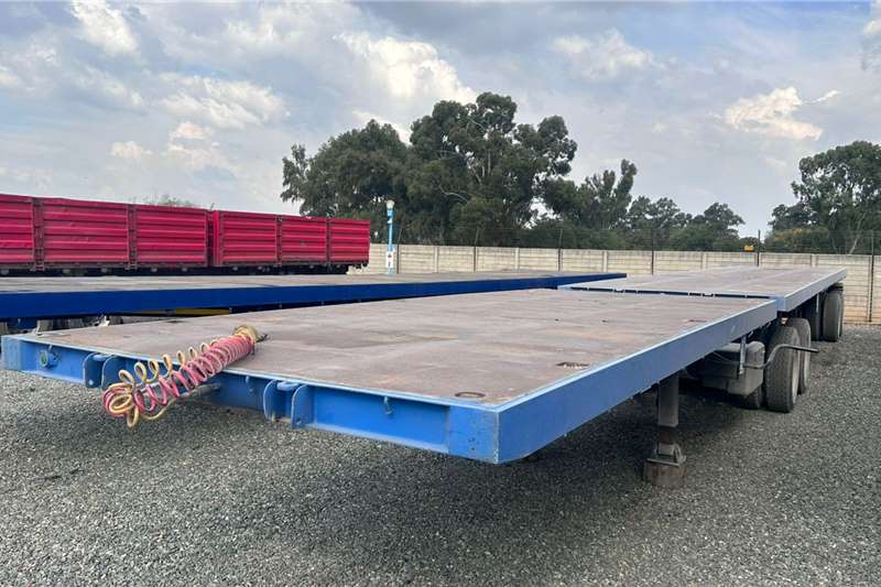 Henred Trailers Flat deck 6x12m Superlink + container locks and pole pockets 2013