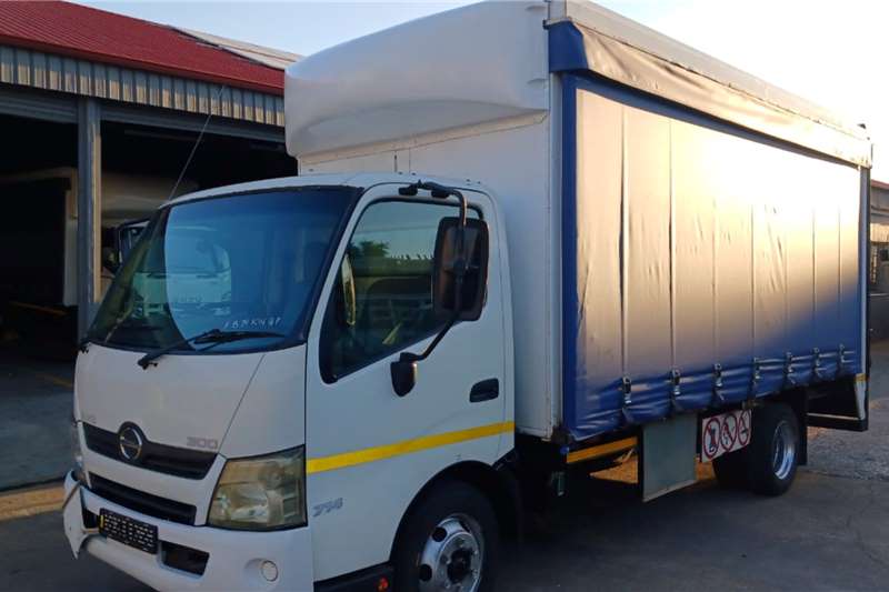 Hino Curtain side trucks HINO 300 714 2015
