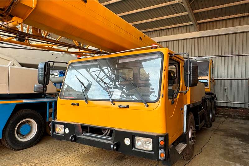 XCMG Cranes Truck mounted 25TON truck mounted crane excellent condition 2008