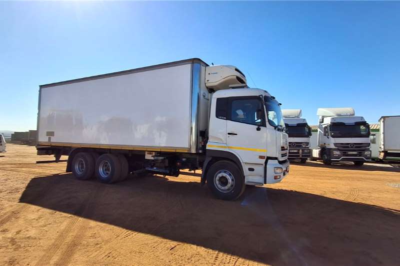 Nissan Truck tractors Nissan UD 330 2012