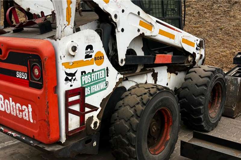 Bobcat Loaders Construction Bobcat S130 Skidsteer 2011