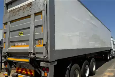 Hendred Trailers Insulated body 14.5 M Tri Axle Insulated With Tail lift 2013 for sale by Boschies cc | AgriMag Marketplace