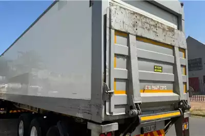 Hendred Trailers Insulated body 14.5 M Tri Axle Insulated With Tail lift 2013 for sale by Boschies cc | AgriMag Marketplace