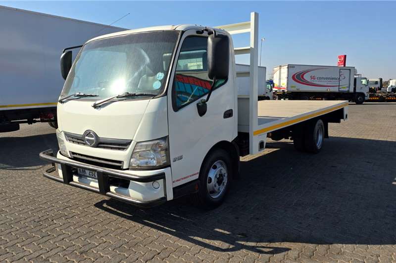 Hino Flatbed trucks 300 815 2019