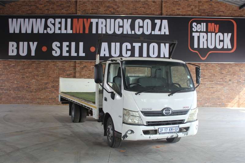 Hino Flatbed trucks 300 815