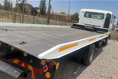 Isuzu Dropside trucks Isuzu NPR400 Smoother Flat deck with Elevating Uni 2012 for sale by Randfontein Truck Salvage | AgriMag Marketplace