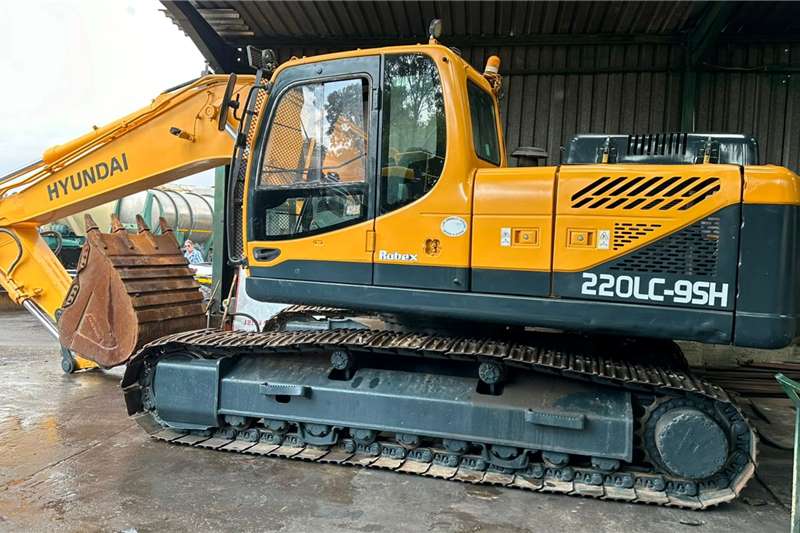 Hyundai Excavators 20ton Hyundai 220LC 9SH Excavator (East Rand)