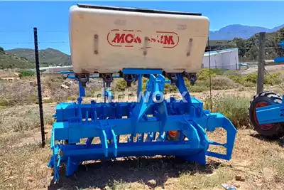 Horticulture & crop management Monosem Fertiliser Spreader Kunsmis Strooier for sale by Dirtworx | AgriMag Marketplace