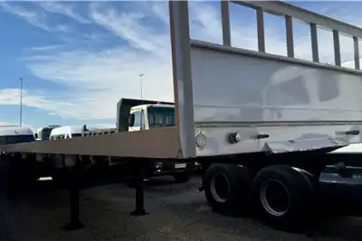 Henred Trailers Flat deck 13M Tri Axle C/Locks & Headboard 2011 for sale by Boschies cc | Truck & Trailer Marketplace