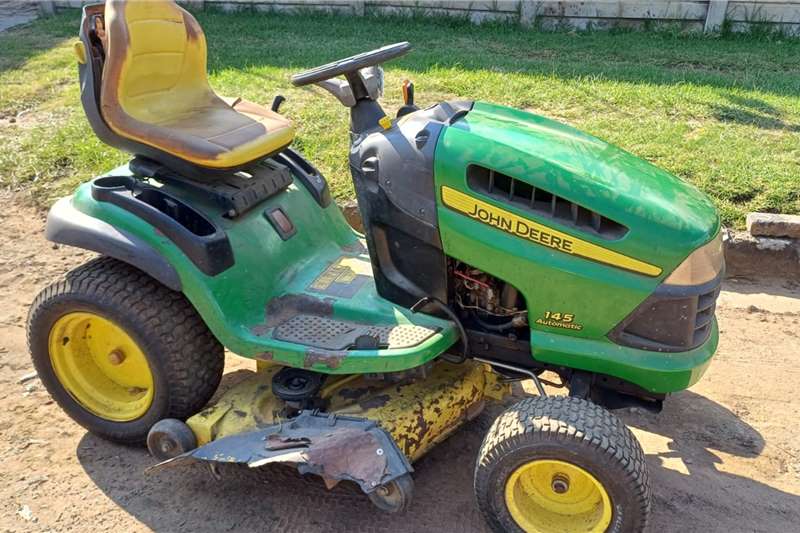 Lawn equipment John Deere 145 Automatic Ride On Mower