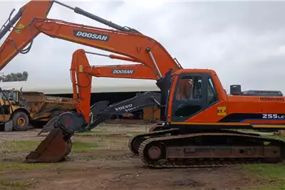 Doosan Excavators 225LCV (22.5ton)   Incl Hammer and Bucket 2013 for sale by Armour Plant Sales | Truck & Trailer Marketplace