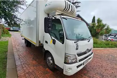 Hino Refrigerated trucks 300 915 2016 for sale by Pomona Road Truck Sales | Truck & Trailer Marketplace