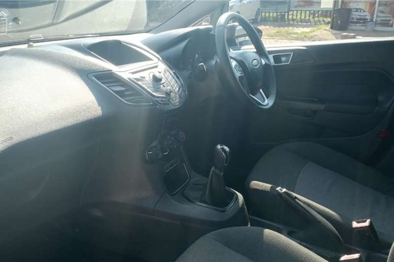 Ford Fiesta sedan 1.4 Ambiente 2013