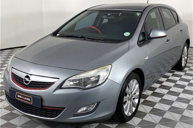 Opel Astra hatch 1.6 Essentia 2012
