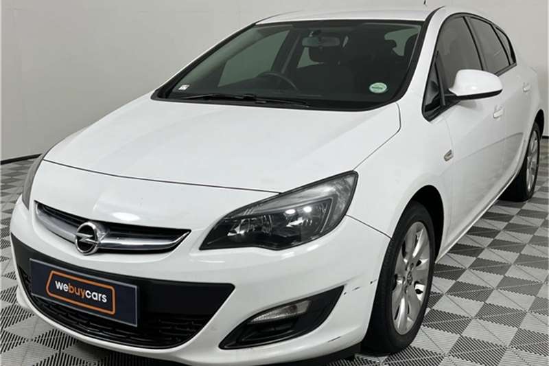 Opel Astra hatch 1.6 Essentia 2013