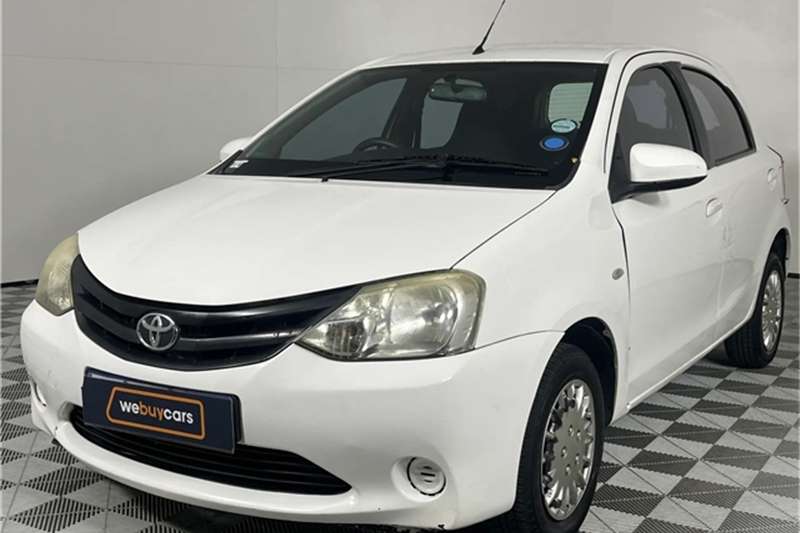 Toyota Etios hatch 1.5 Xi 2015