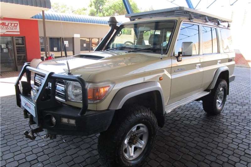 Toyota Land Cruiser 76 4.5D 4D LX V8 station wagon 2014