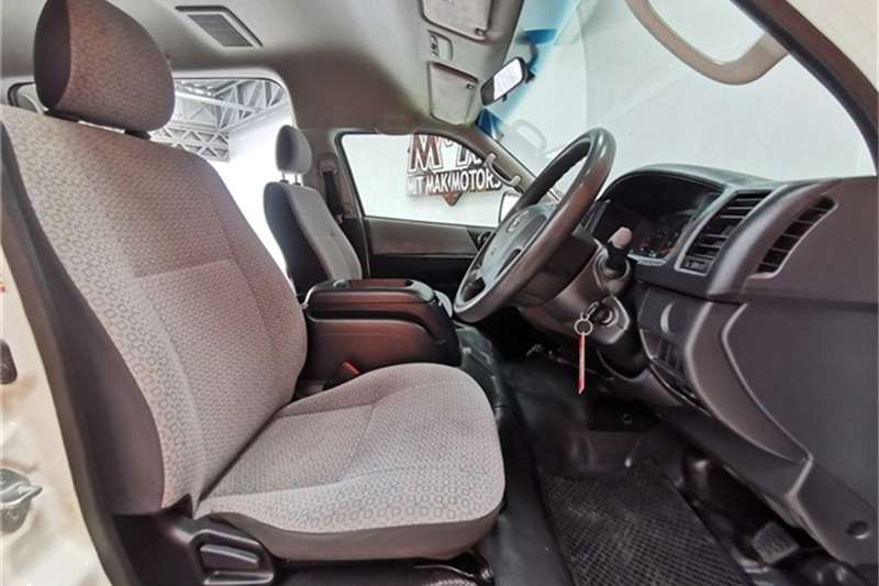 2017 Toyota Quantum 2.5D 4D GL 14 seater bus