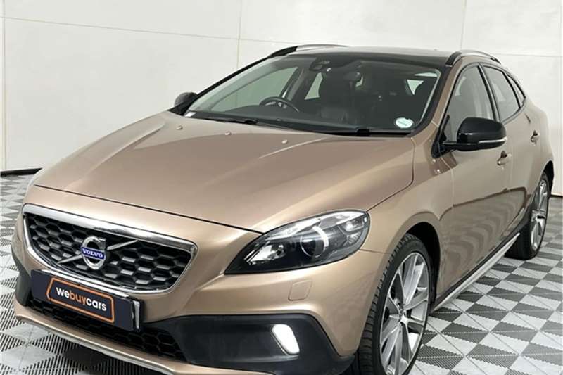 Used 2017 Volvo V40 Cross Country D4 Momentum