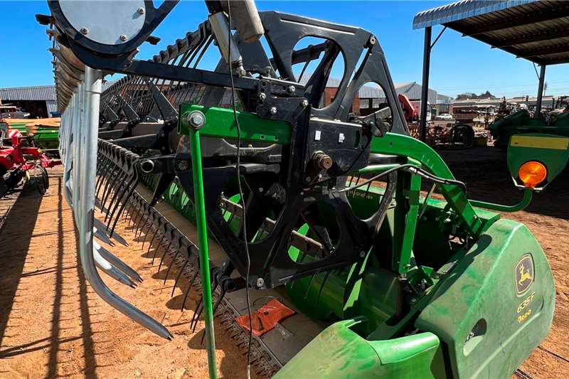 John Deere Flex headers JD 635 Flex I with Windreel Harvesting equipment