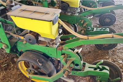 John Deere 2017John Deere 2113 8row 0.76cm CCS vacuum planter Planting and seeding equipment