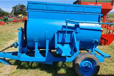 Other  Blue Horizontal Feed mixer +- 2 cube