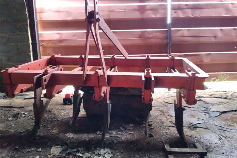 Rippers FIVE (05) TYNE CHISEL PLOUGH FOR SALE Tillage equipment