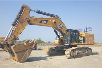 2017 Caterpillar  390F WITH ADDITIONAL BUCKET