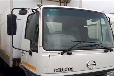 2001 Hino 10-166 F S