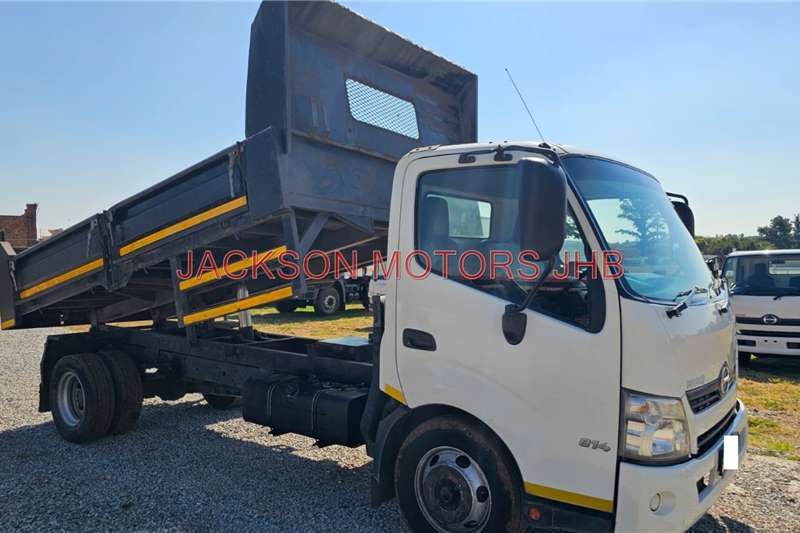2016 Hino 300,814, FITTED WITH +/- 4 CUBE TIPPER