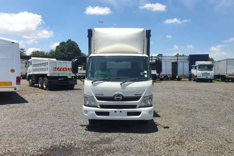 Hino 300 714 Curtain side trucks