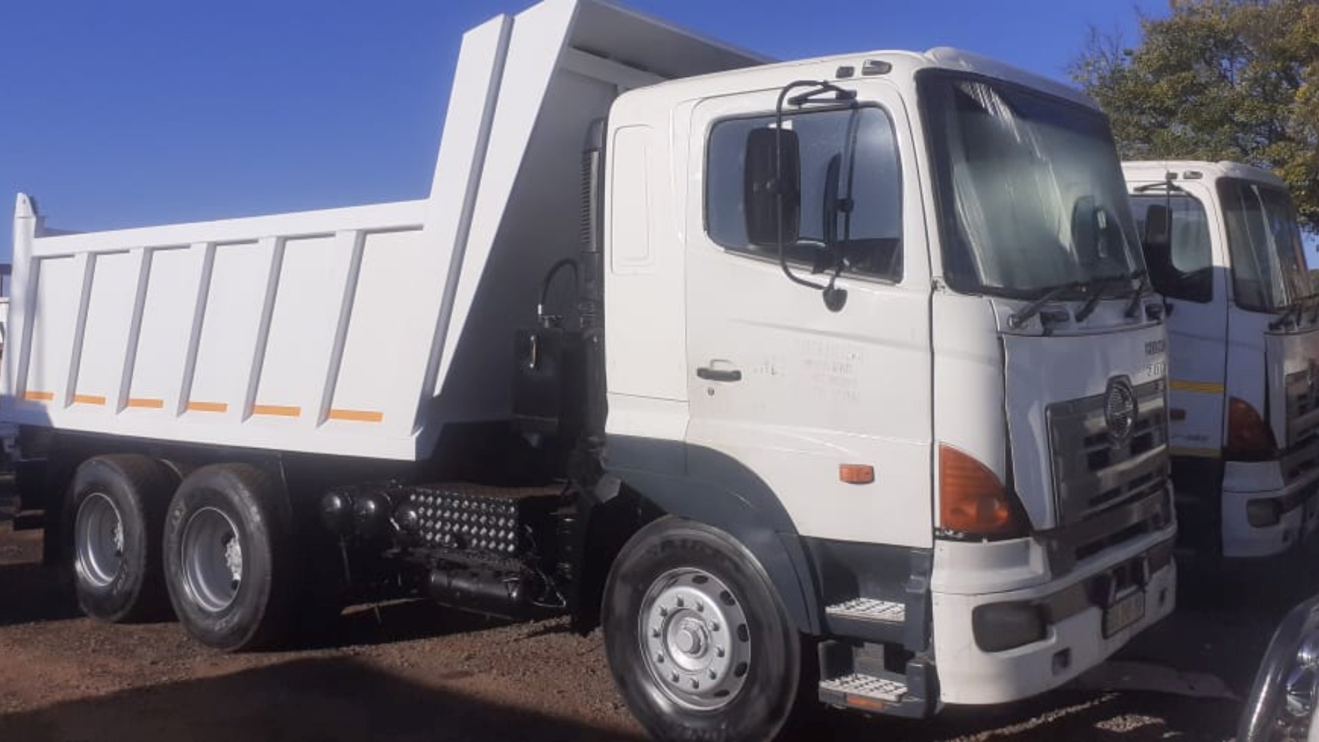 2005 Hino 700 10 CUBE Tipper trucks for sale in Gauteng on Agrimag