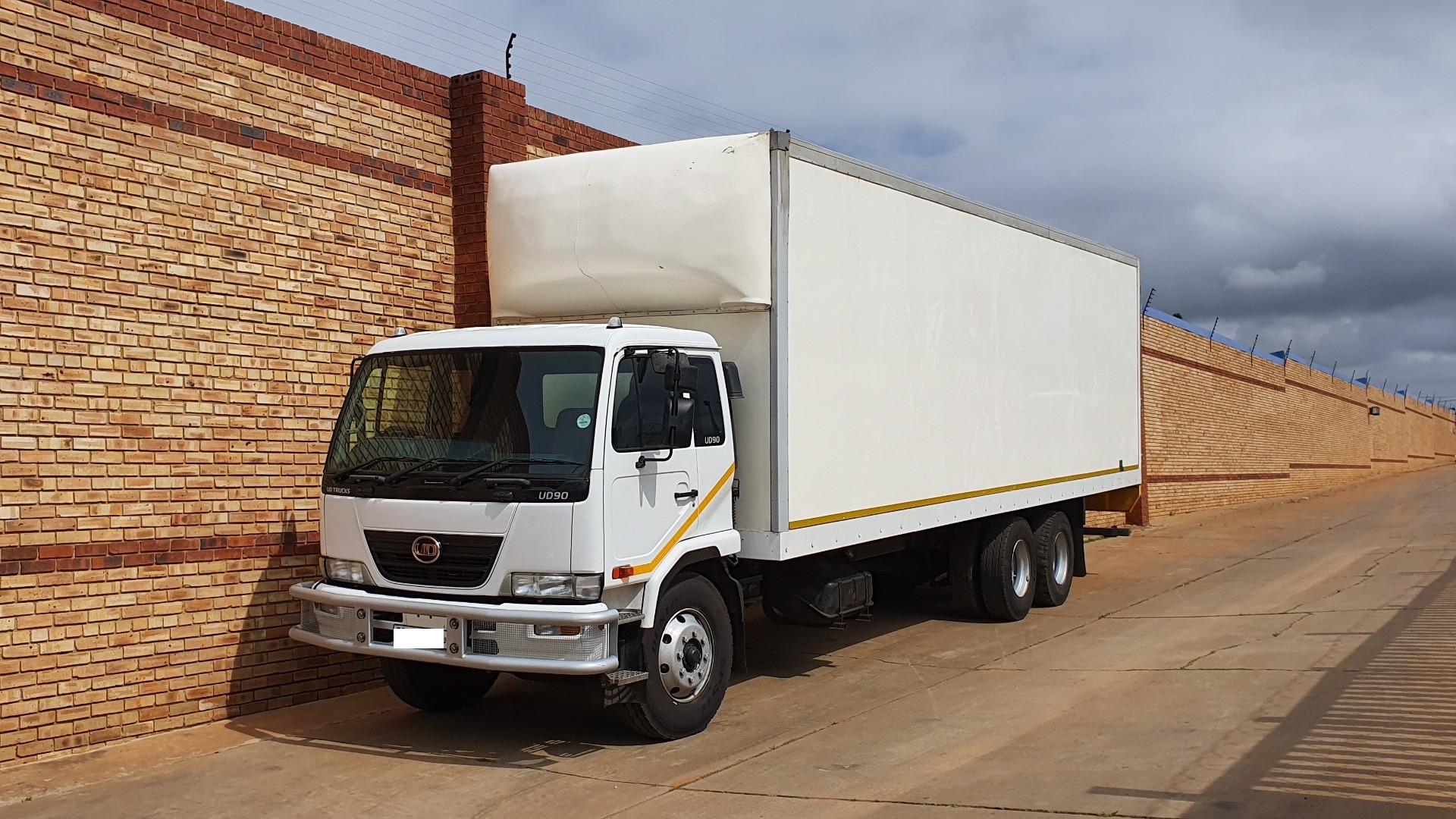 2011 Nissan UD90 6x2 14 TON WITH 10M DRY FREIGHT BODY 