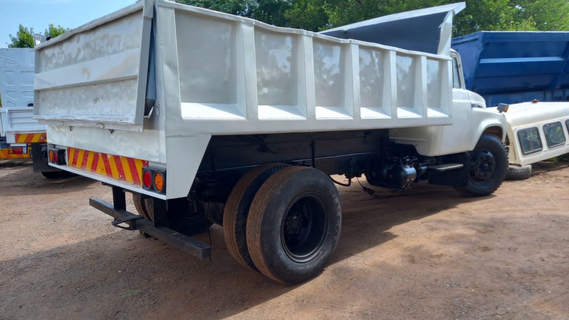 Nissan NISSAN LONG NOSE TIPPER 6M3 GOOD CONDITION Tipper trucks for sale in  Gauteng | R 180,000 on Agrimag