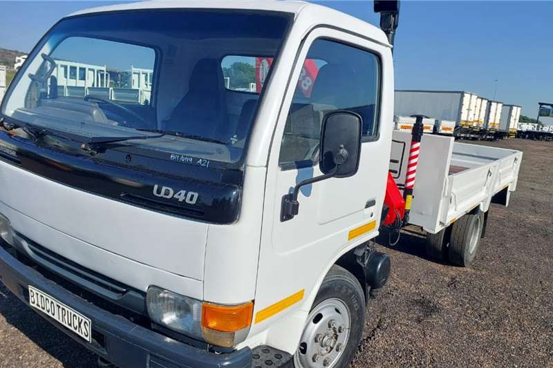 2009 Nissan UD 40 DROPSIDE WITH FASSI F38 CRANE