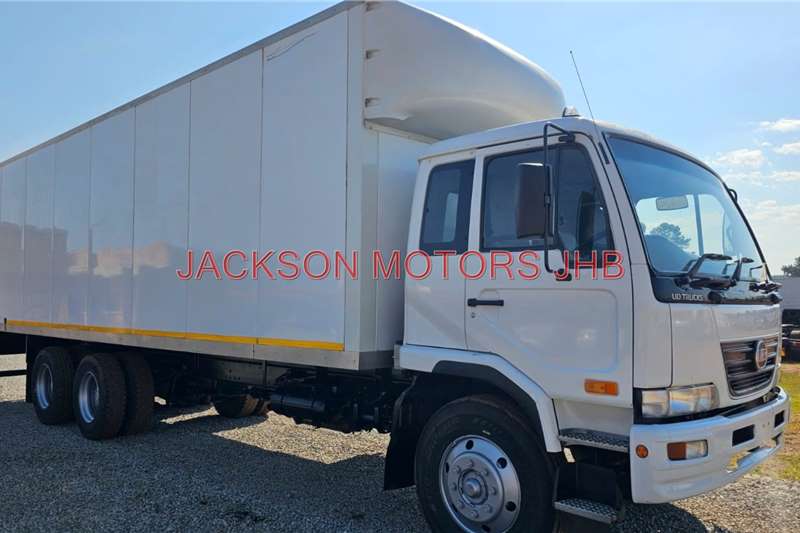 2015 Nissan UD90,6x2, TAG AXLE WITH 9.000m VOLUME BODY