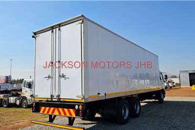 2015 Nissan  UD90,6x2, TAG AXLE WITH 9.000m VOLUME BODY