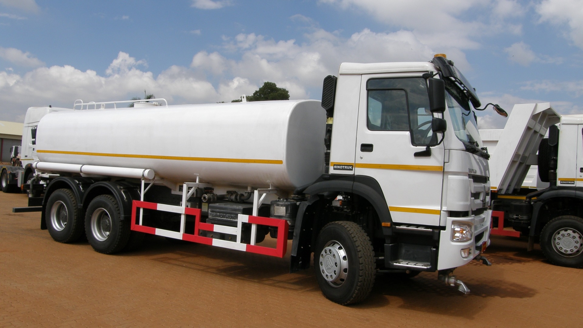 Clean Water Bowser Water Tanker For Truck Sinotruk Howo Water Tank ...