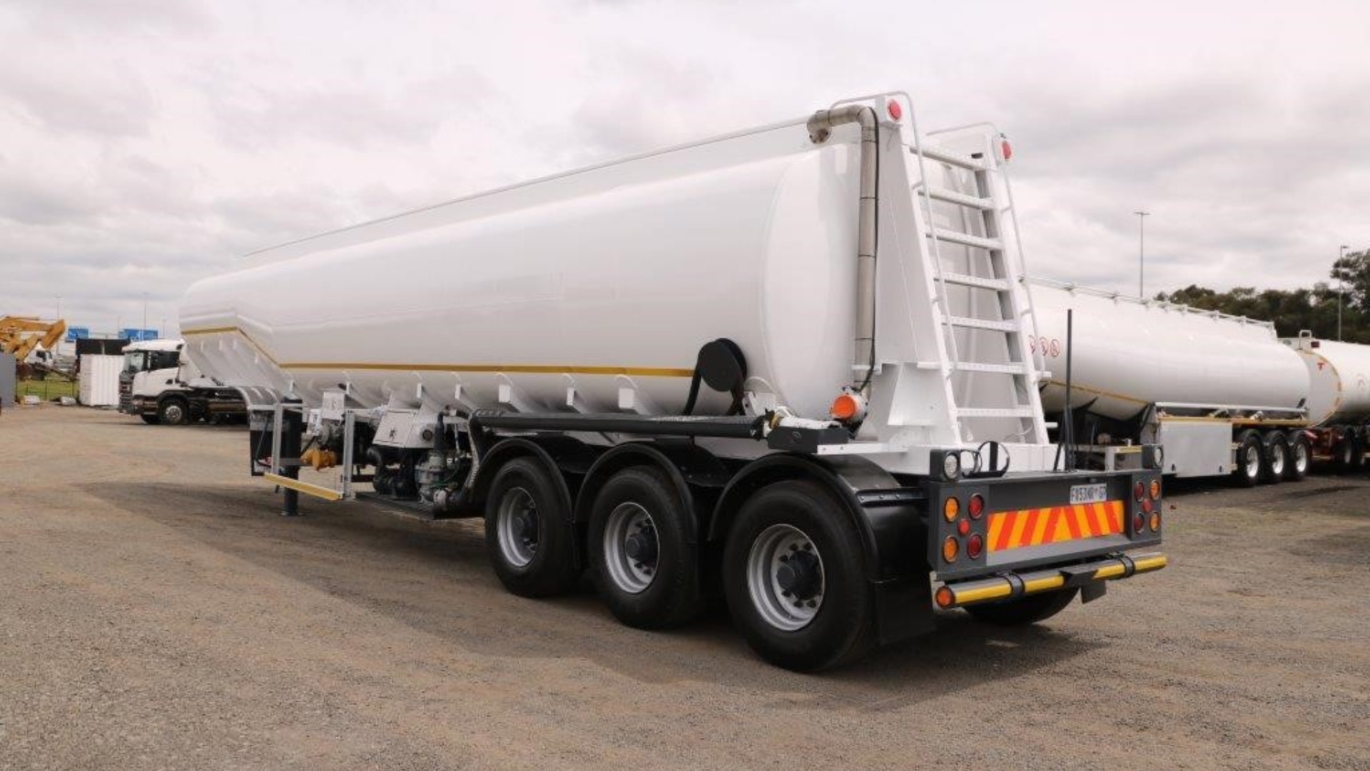 TITAN Industrial Group: Tri axle 50,000 liters oil tank 