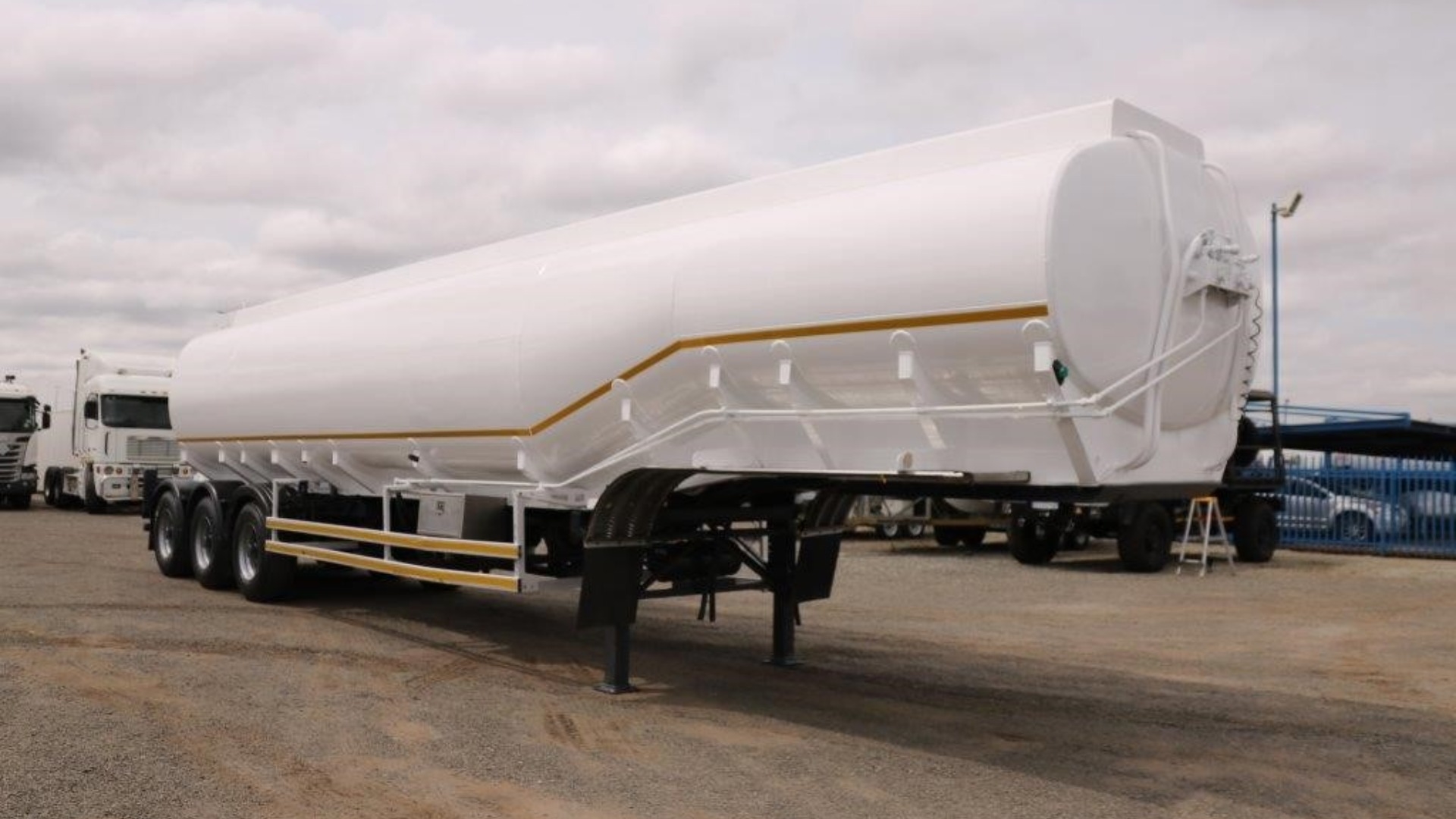 4 axle 40000/42000liters crude oil petrol tanker trailer 