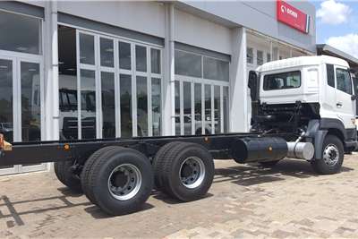 UD UD QUESTER CWE330 ATM 6X4 Chassis cab trucks